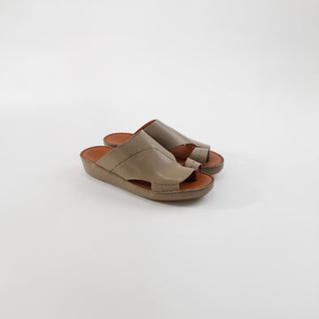 Finger Type Classic Sandal with Hand-stitched Design